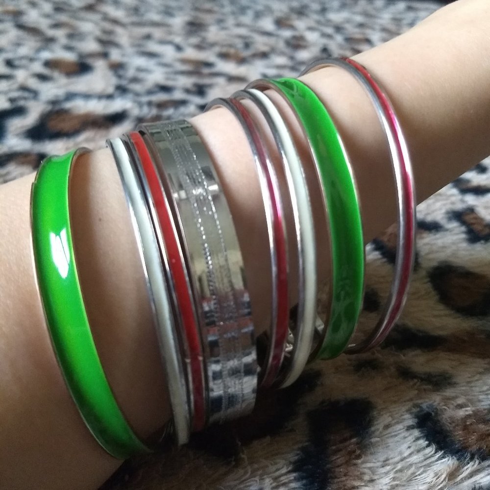 🌸8 pc Silver Tone Bangles Red Green Bracelets Set